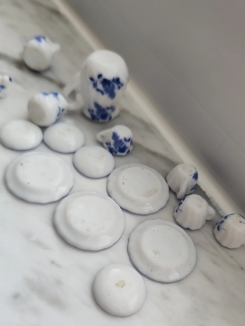 Miniature Porcelain Tea Set (Odoria) Dollhouse Decoration Accessories, Blue Grap